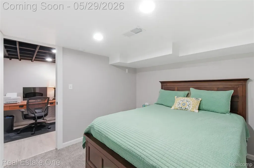 733 S Webik Avenue Clawson City MI 48017