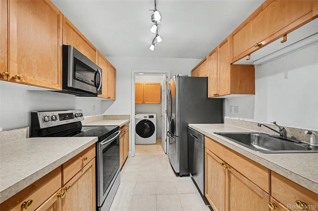 3633 Oakmonte Boulevard Oakland Charter Township MI 48306