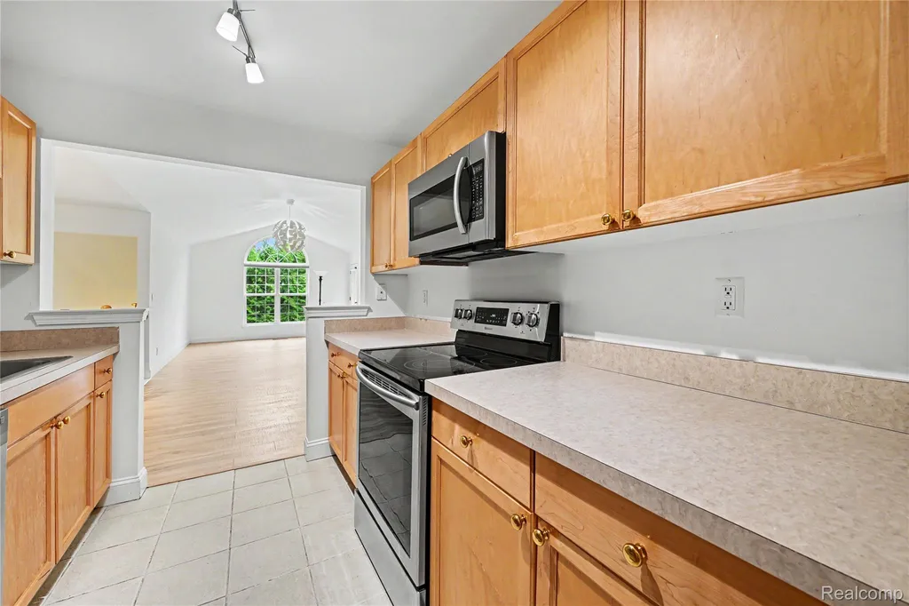 3633 Oakmonte Boulevard Oakland Charter Township MI 48306