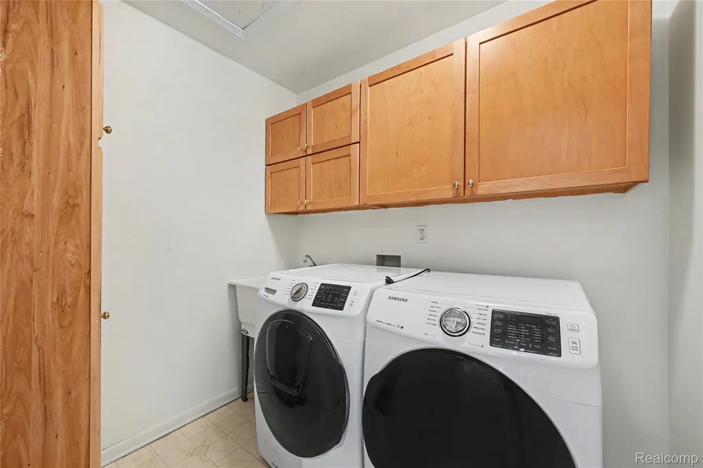 3633 Oakmonte Boulevard Oakland Charter Township MI 48306