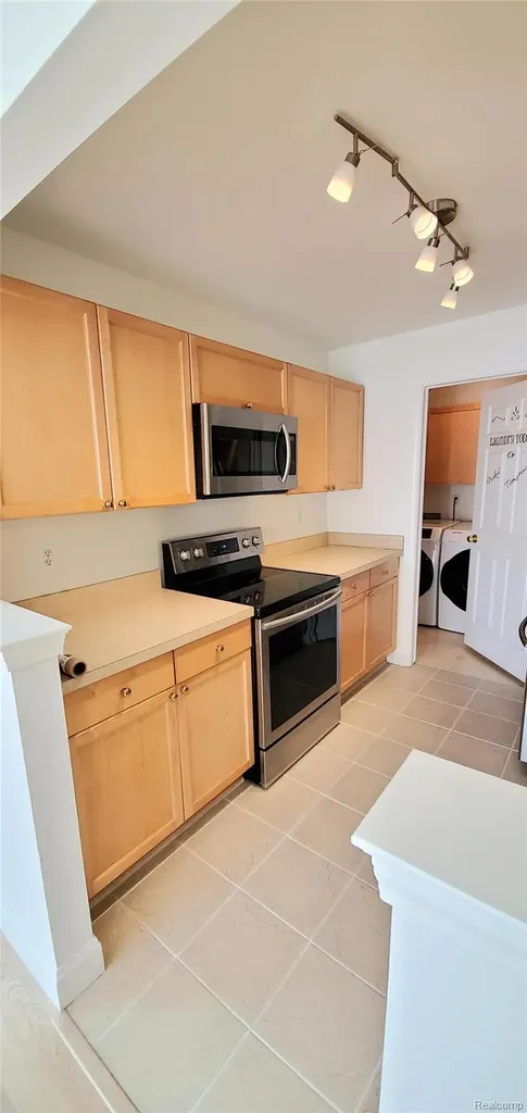 3633 Oakmonte Boulevard Oakland Charter Township MI 48306