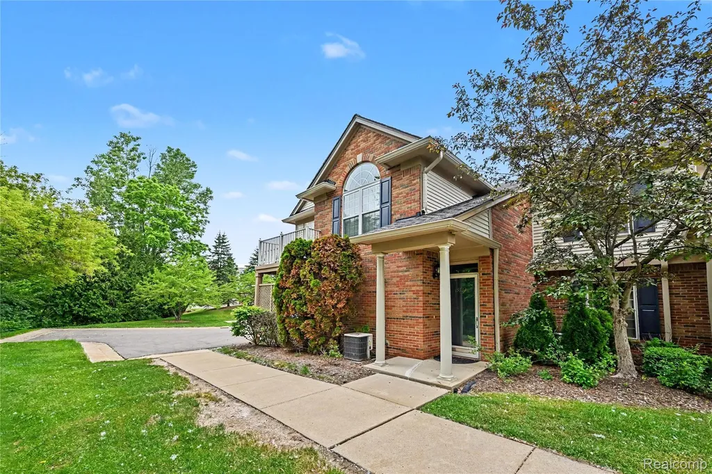 3633 Oakmonte Boulevard Oakland Charter Township MI 48306