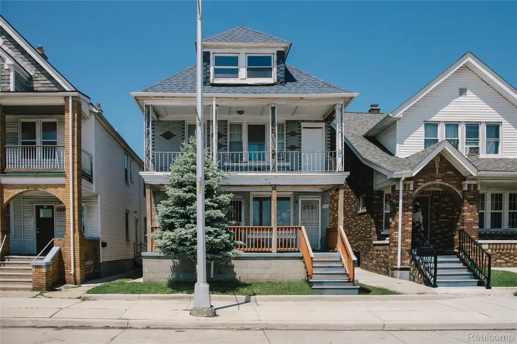 2441 Holbrook Street Hamtramck City MI 48212