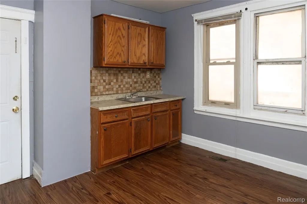 2441 Holbrook Street Hamtramck City MI 48212