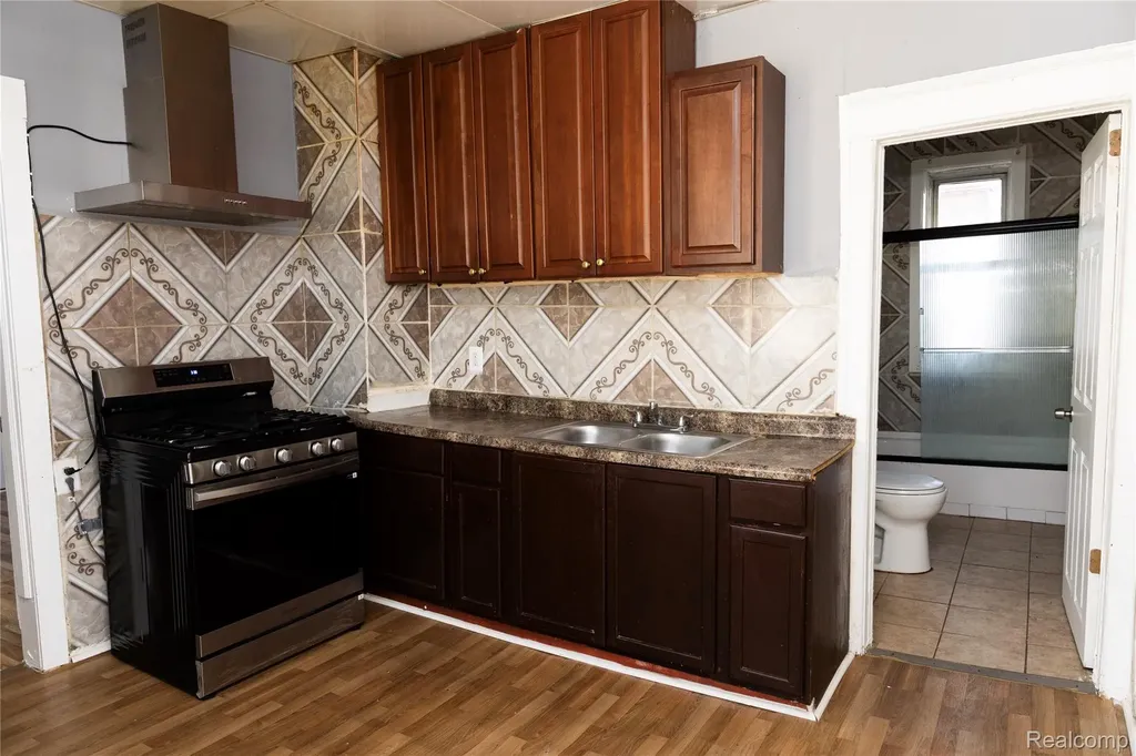 2441 Holbrook Street Hamtramck City MI 48212