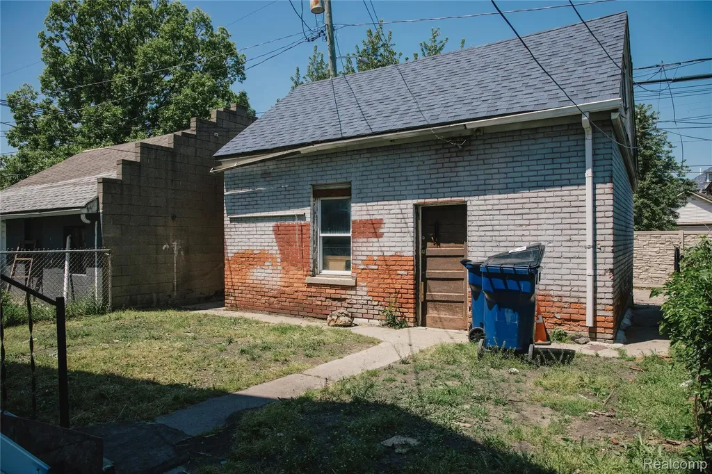 2441 Holbrook Street Hamtramck City MI 48212