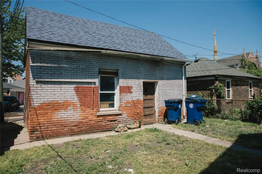 2441 Holbrook Street Hamtramck City MI 48212