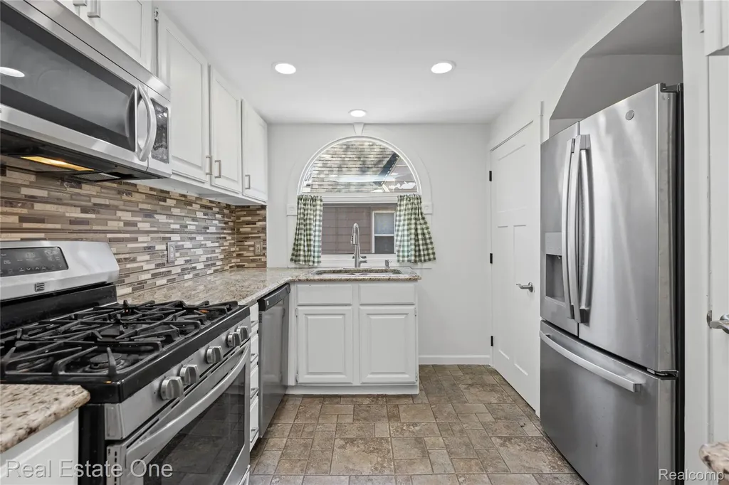 4058 Lomley Avenue Waterford Charter Township MI 48329