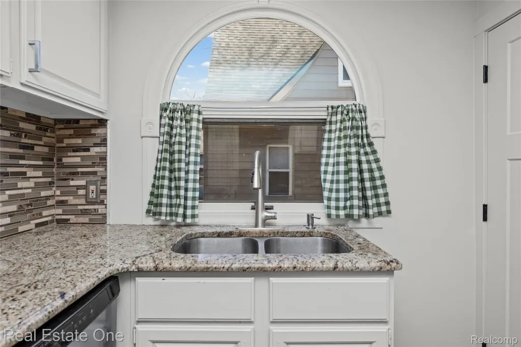 4058 Lomley Avenue Waterford Charter Township MI 48329