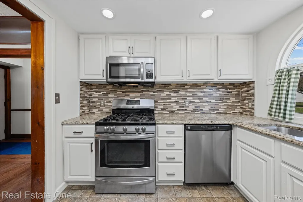 4058 Lomley Avenue Waterford Charter Township MI 48329