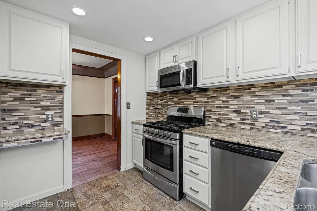4058 Lomley Avenue Waterford Charter Township MI 48329