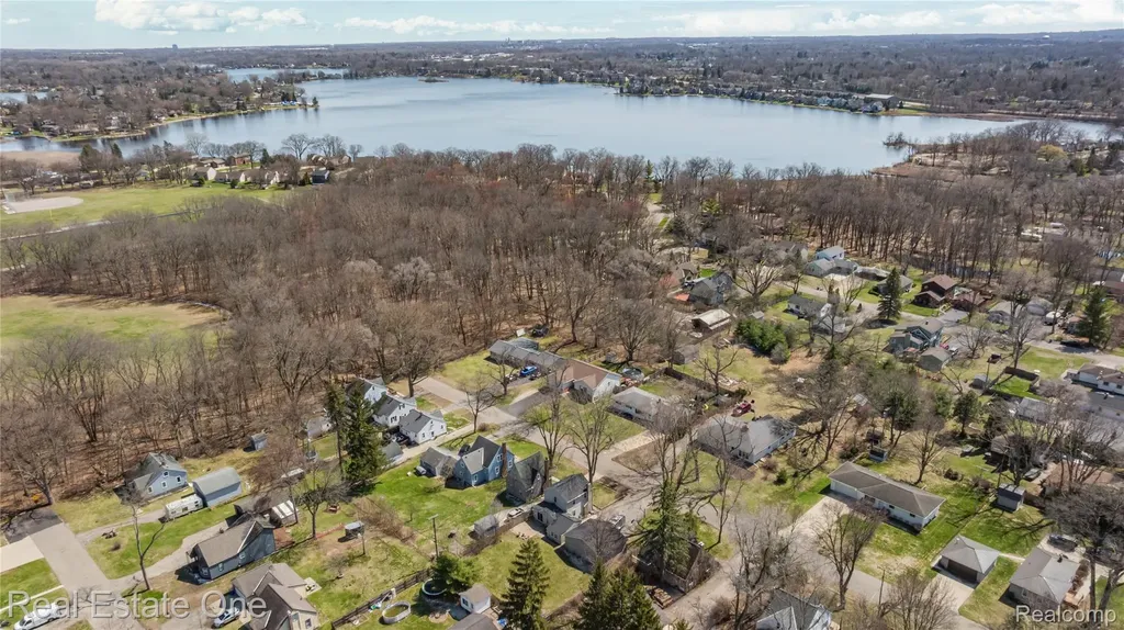 4058 Lomley Avenue Waterford Charter Township MI 48329