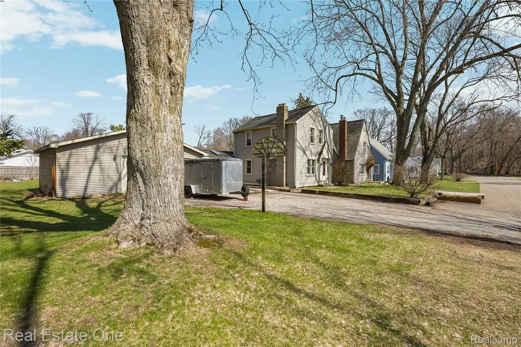 4058 Lomley Avenue Waterford Charter Township MI 48329