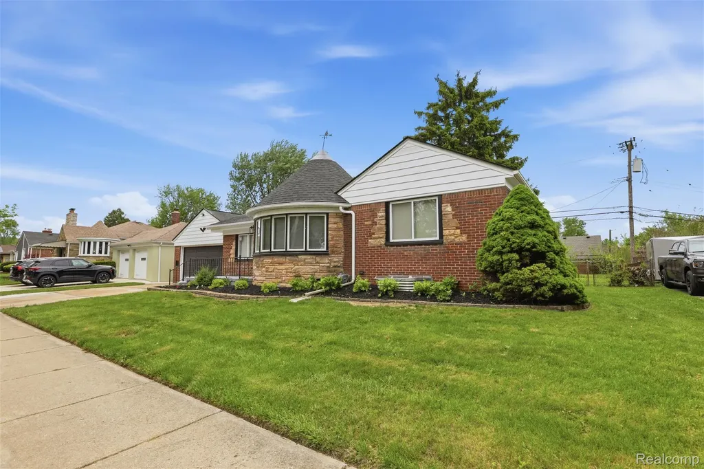 18001 Elizabeth Street Roseville City MI 48066