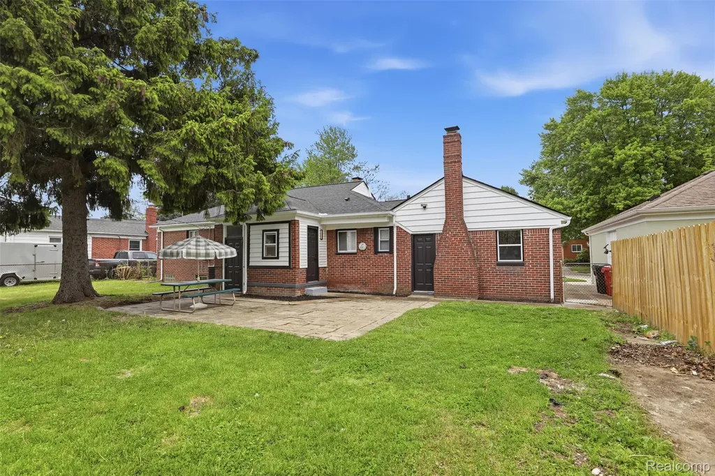 18001 Elizabeth Street Roseville City MI 48066