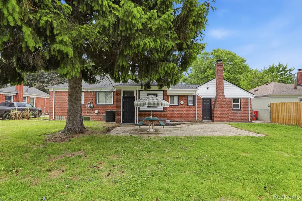 18001 Elizabeth Street Roseville City MI 48066