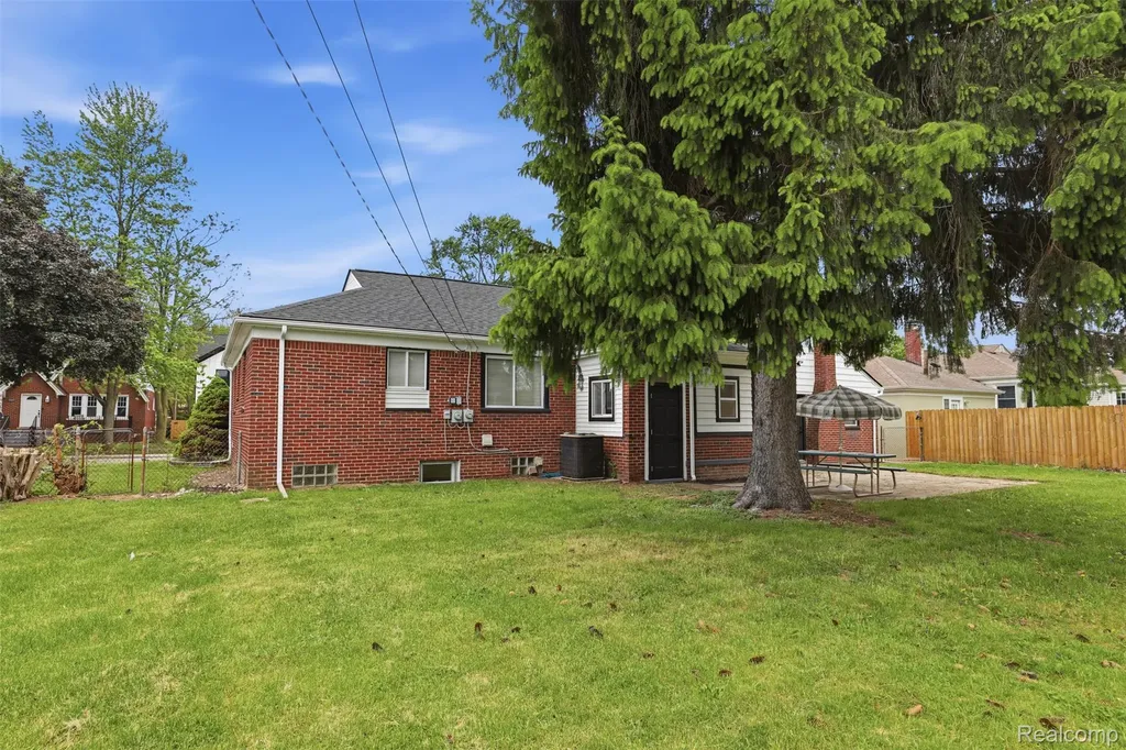 18001 Elizabeth Street Roseville City MI 48066