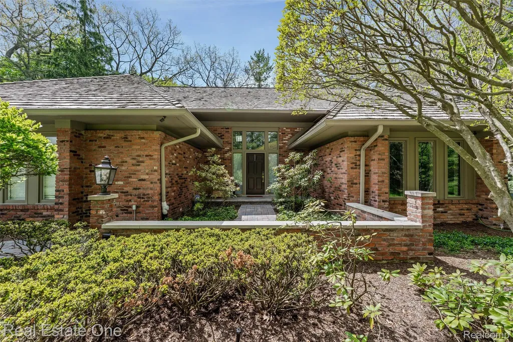 901 Bloomfield Club Court Bloomfield Hills City MI 48301