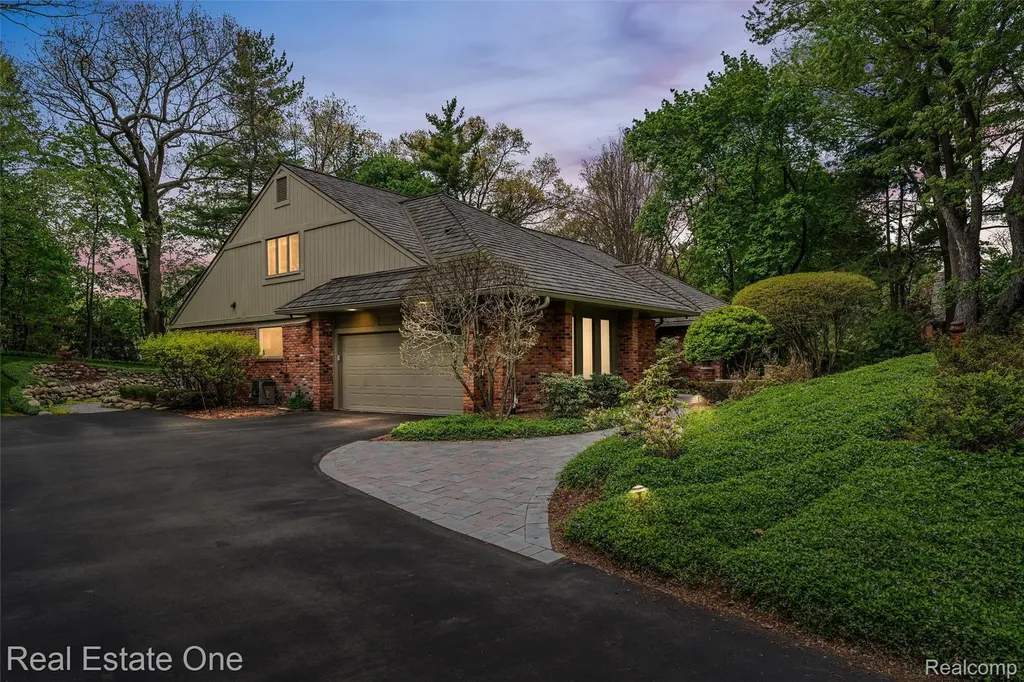 901 Bloomfield Club Court Bloomfield Hills City MI 48301