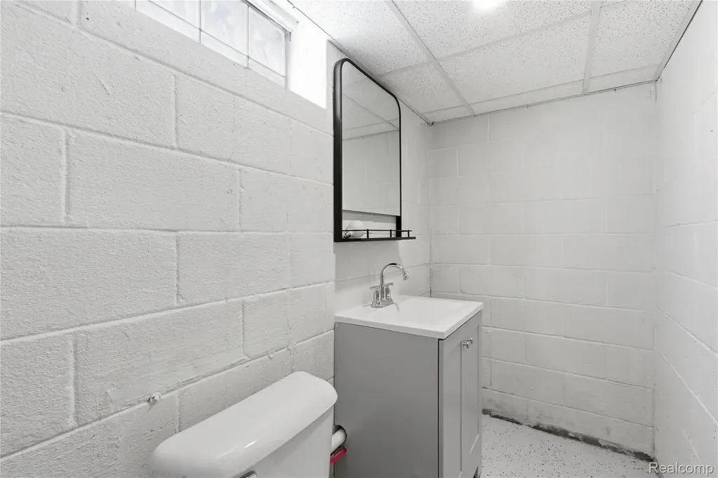8238 Fisher Avenue Warren City MI 48089