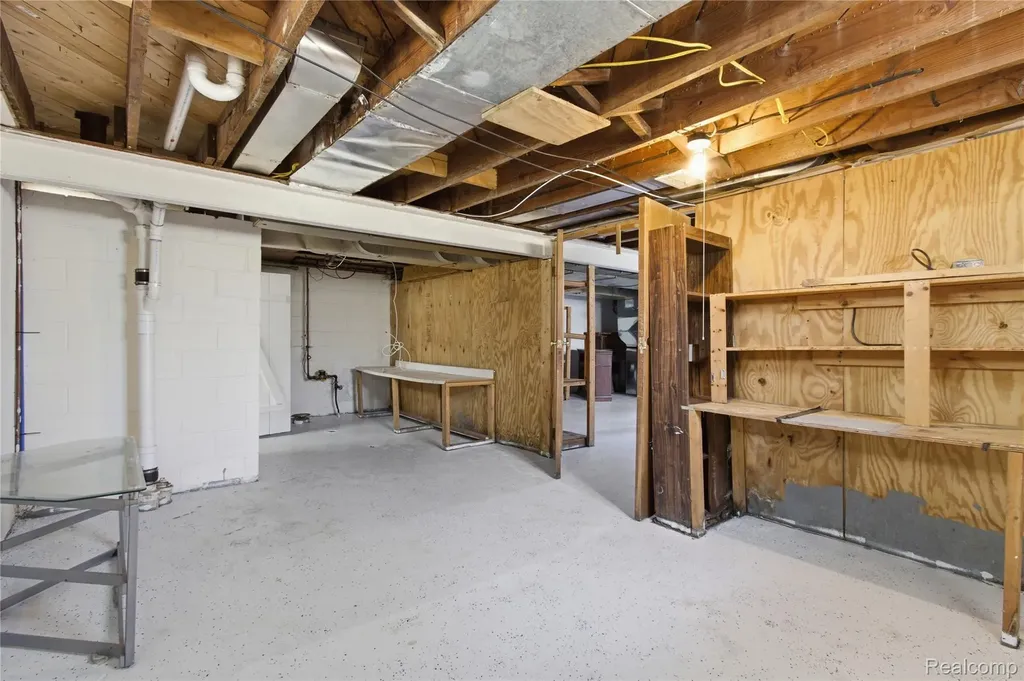 8238 Fisher Avenue Warren City MI 48089