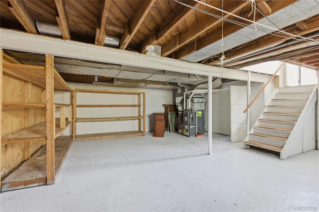 8238 Fisher Avenue Warren City MI 48089