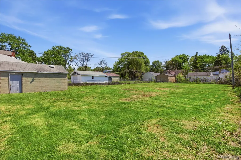 8238 Fisher Avenue Warren City MI 48089