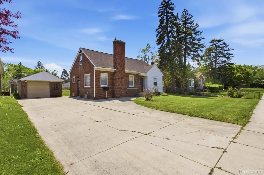 8238 Fisher Avenue Warren City MI 48089