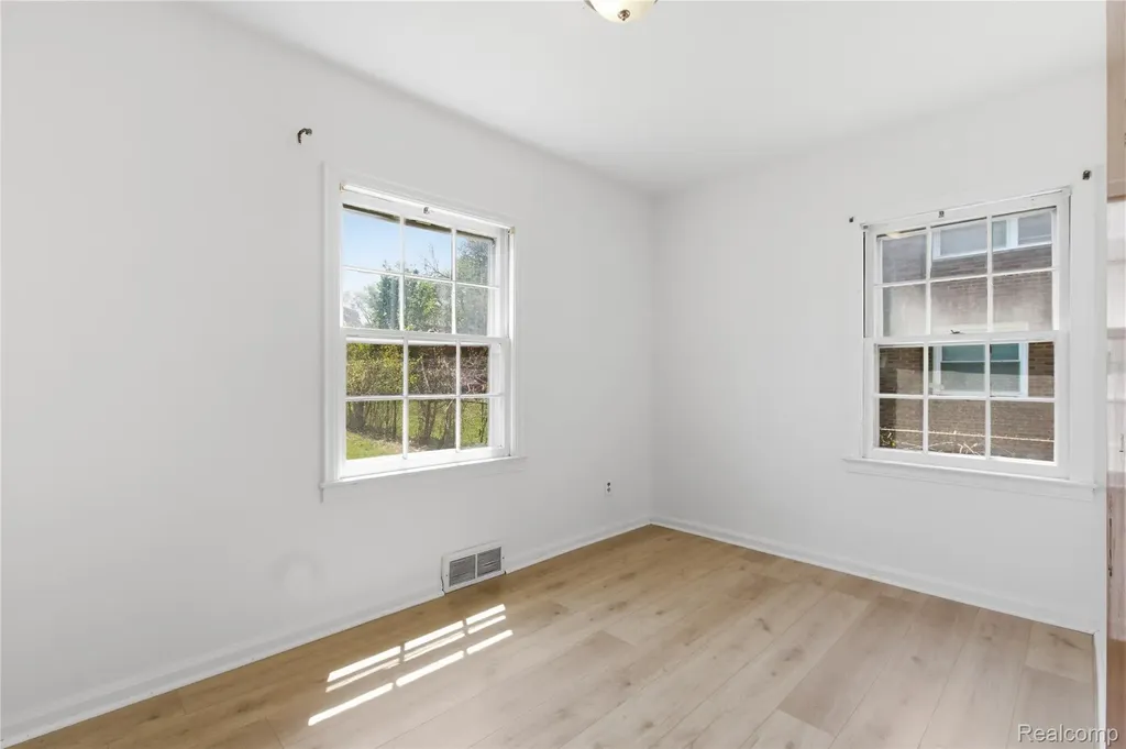 8238 Fisher Avenue Warren City MI 48089