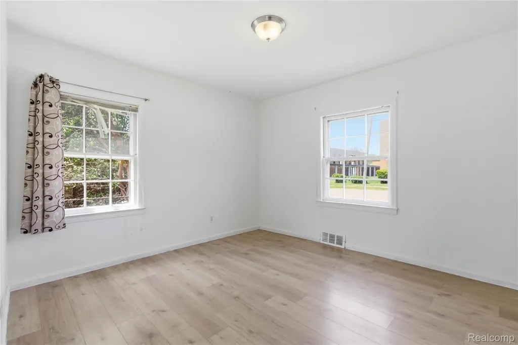 8238 Fisher Avenue Warren City MI 48089