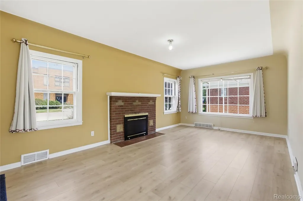 8238 Fisher Avenue Warren City MI 48089