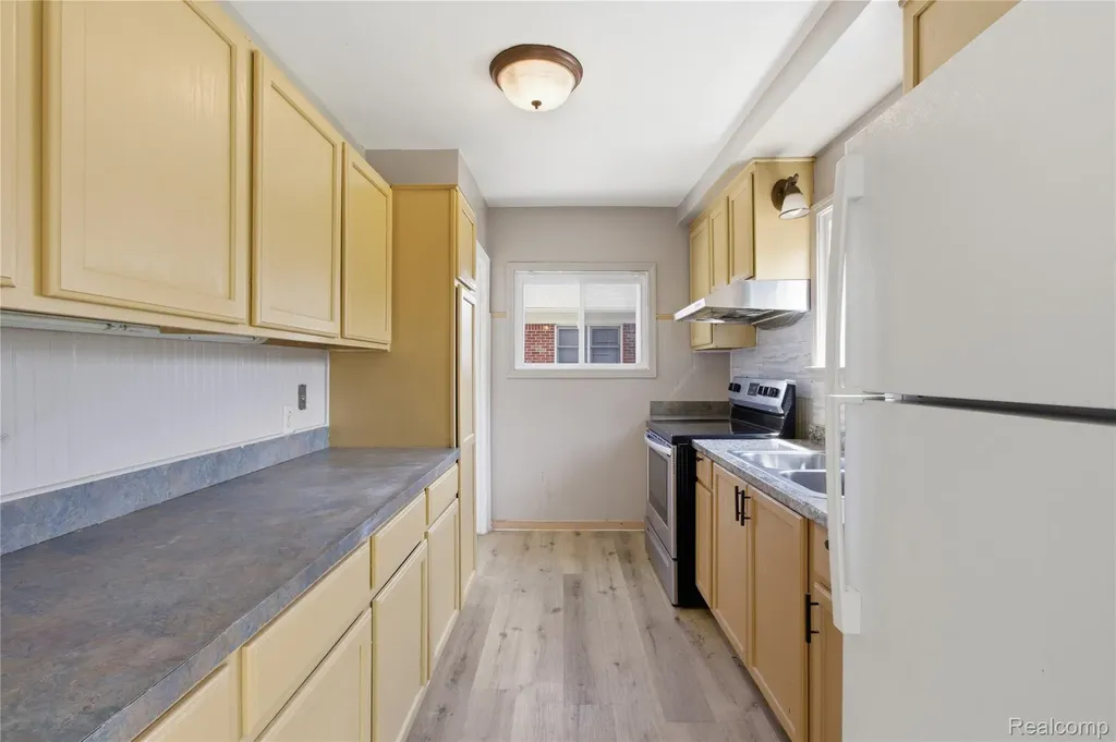 8238 Fisher Avenue Warren City MI 48089