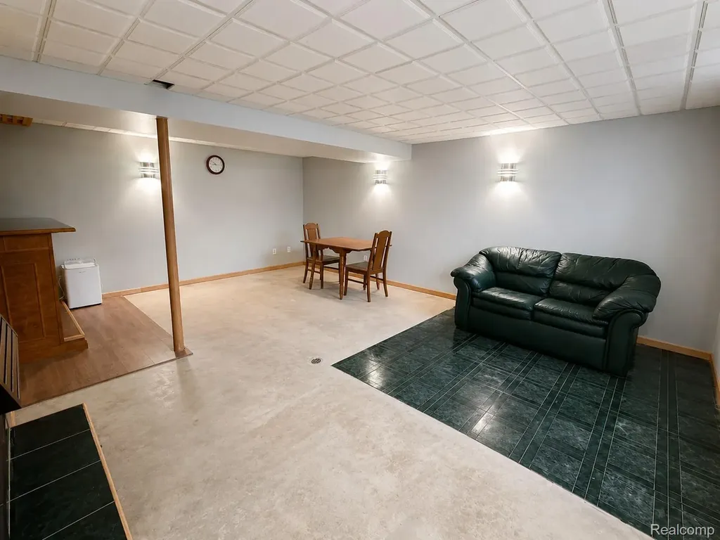 17116 Kingsbrooke Drive Clinton Charter Township MI 48038