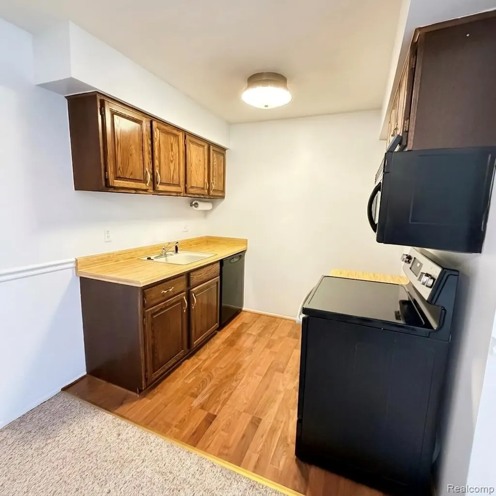 17116 Kingsbrooke Drive Clinton Charter Township MI 48038