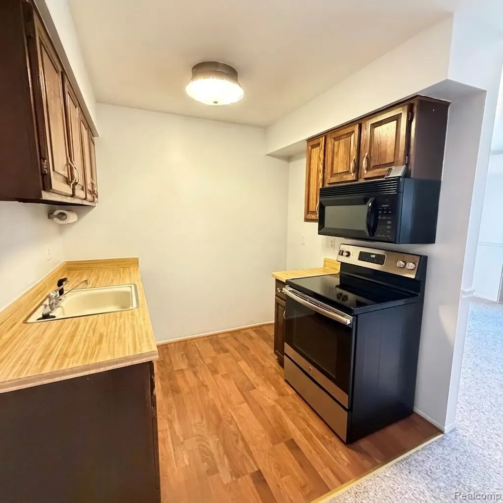 17116 Kingsbrooke Drive Clinton Charter Township MI 48038