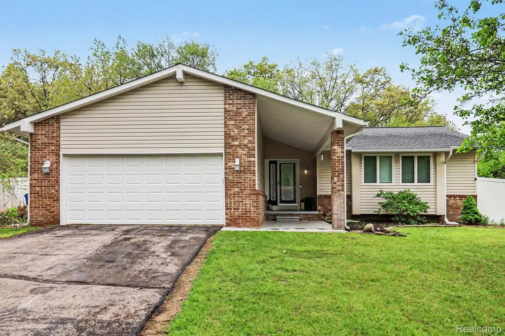 2770 Shady Hollow Drive White Lake Charter Township MI 48383