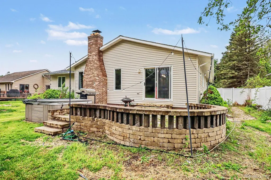 2770 Shady Hollow Drive White Lake Charter Township MI 48383