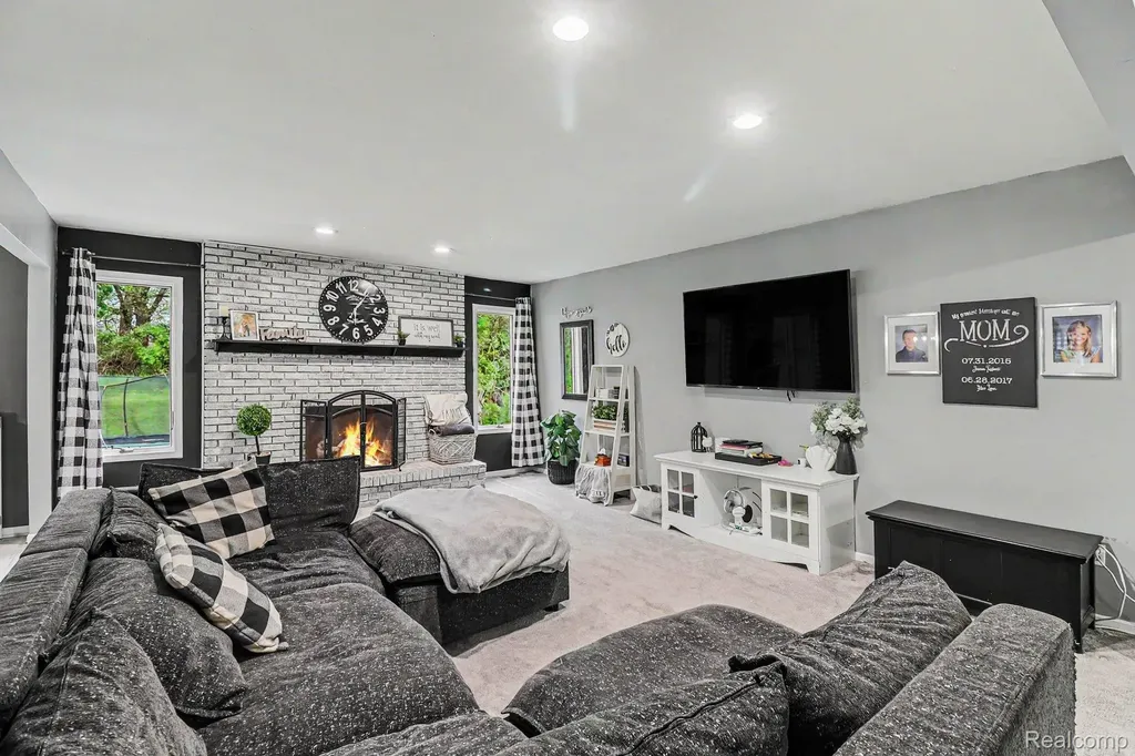 2770 Shady Hollow Drive White Lake Charter Township MI 48383