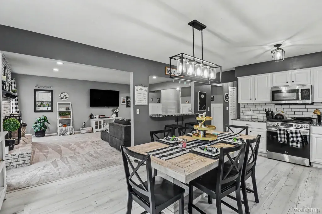 2770 Shady Hollow Drive White Lake Charter Township MI 48383