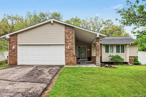 2770 Shady Hollow Drive White Lake Charter Township MI 48383
