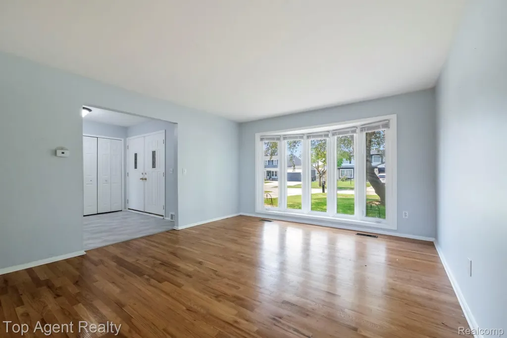 27370 Selkirk Street Southfield City MI 48076