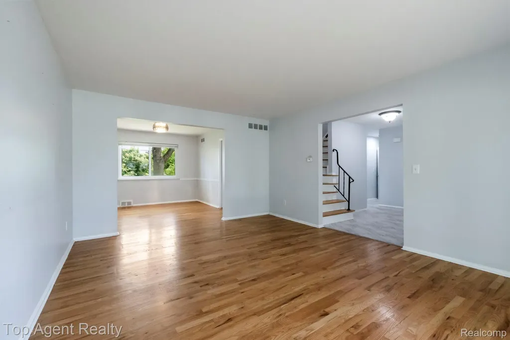 27370 Selkirk Street Southfield City MI 48076