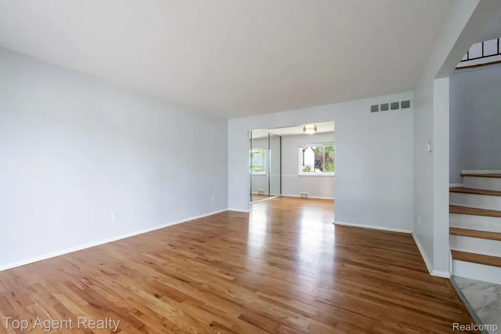 27370 Selkirk Street Southfield City MI 48076