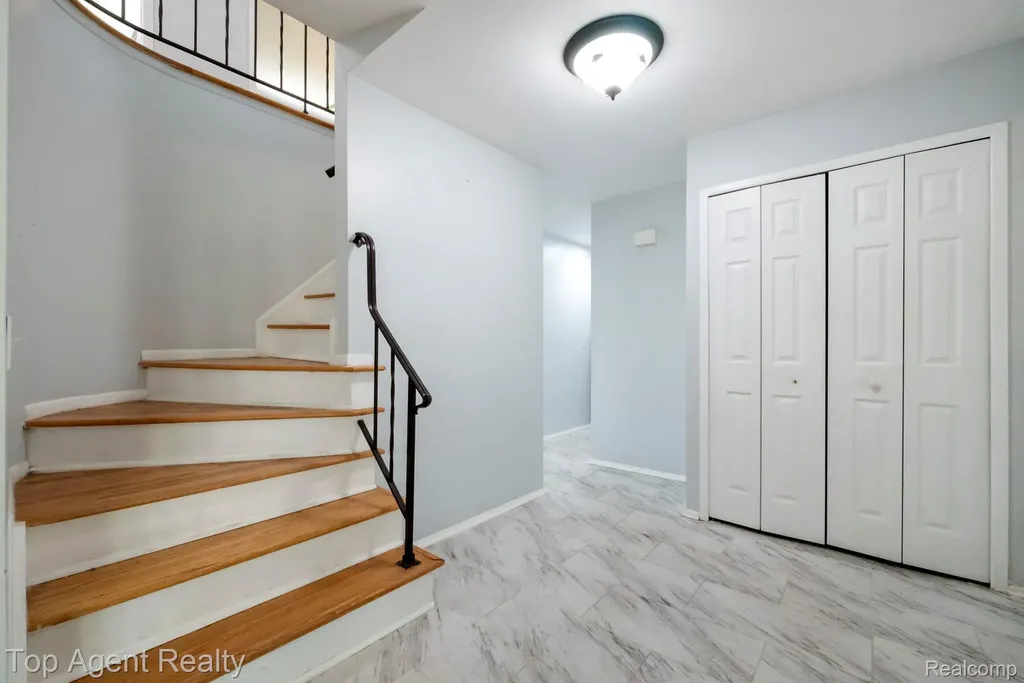 27370 Selkirk Street Southfield City MI 48076