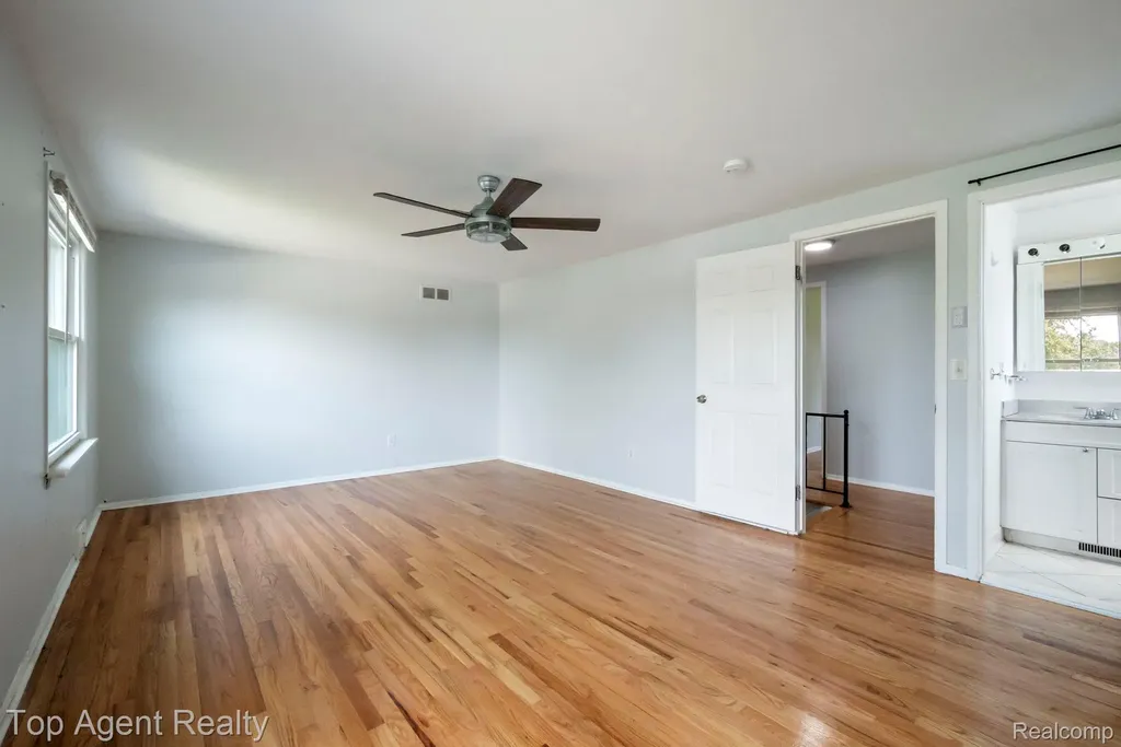 27370 Selkirk Street Southfield City MI 48076