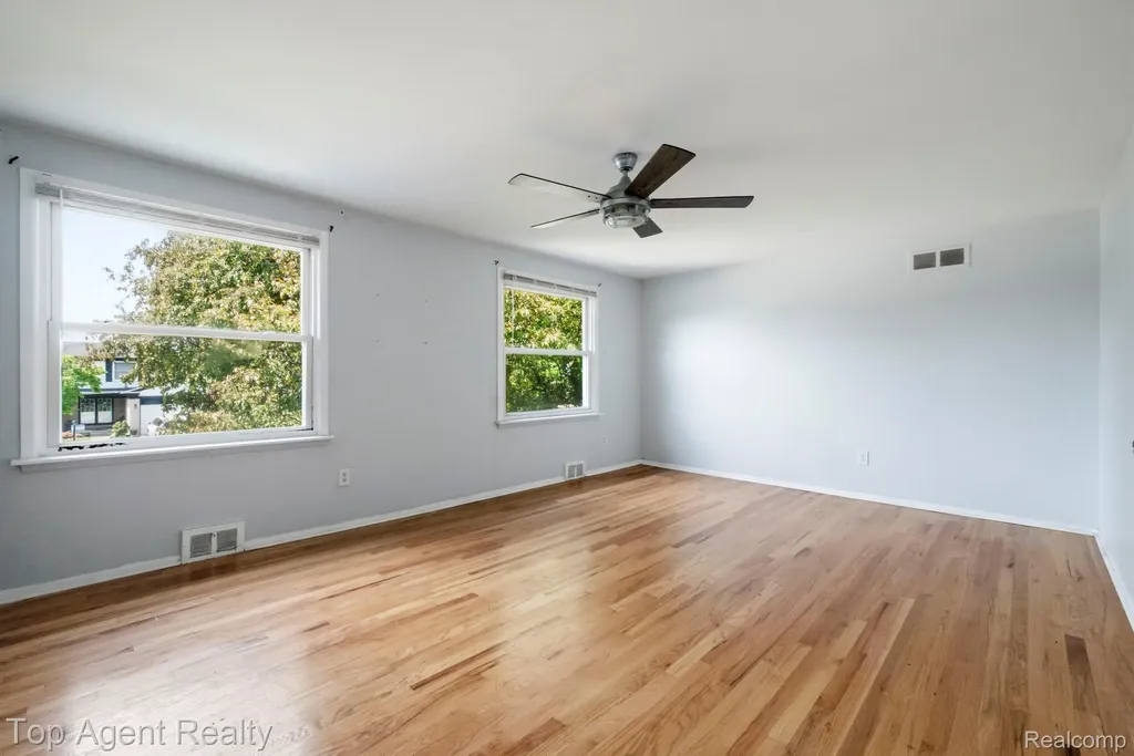 27370 Selkirk Street Southfield City MI 48076