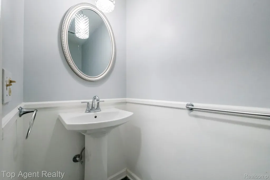 27370 Selkirk Street Southfield City MI 48076