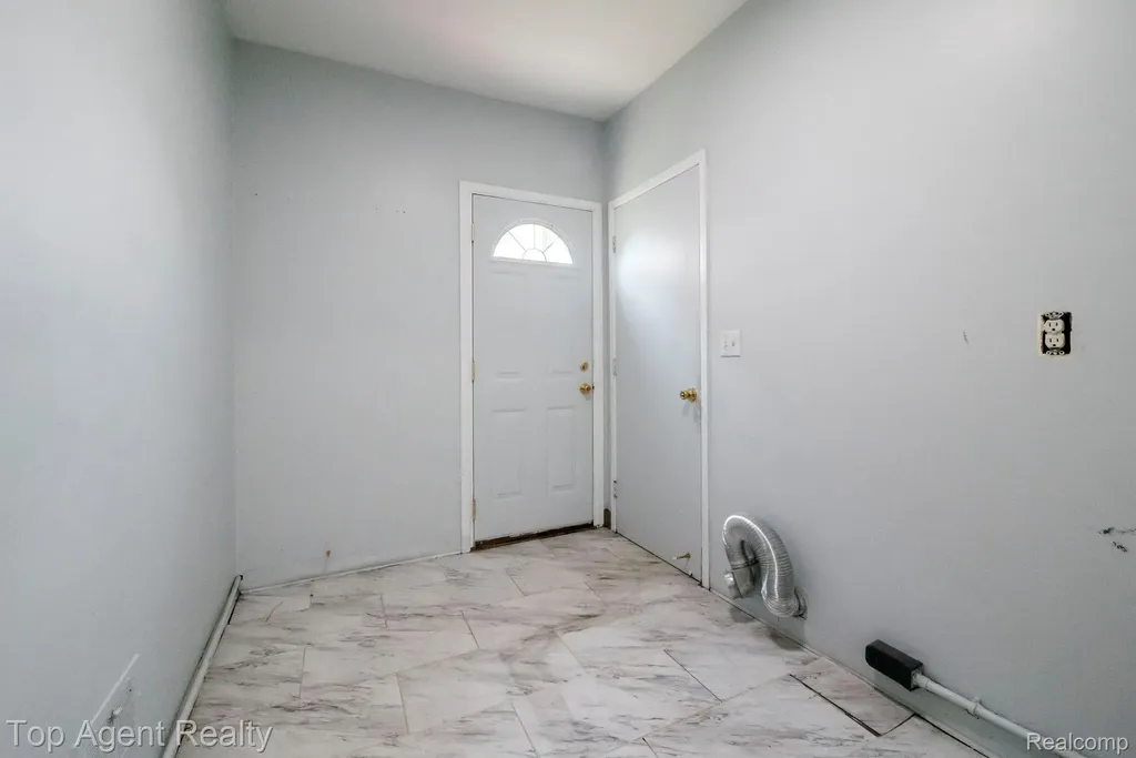 27370 Selkirk Street Southfield City MI 48076