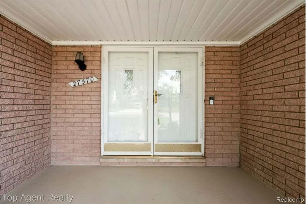 27370 Selkirk Street Southfield City MI 48076