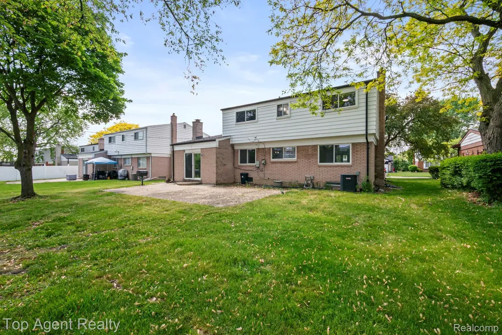 27370 Selkirk Street Southfield City MI 48076